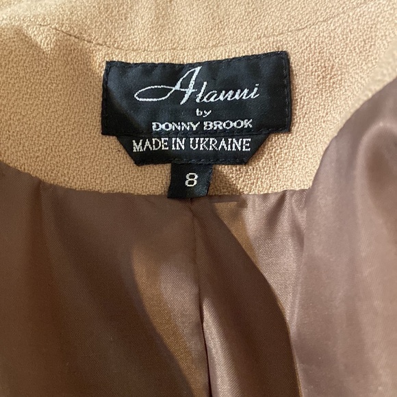 Great tan suit - Picture 5 of 5